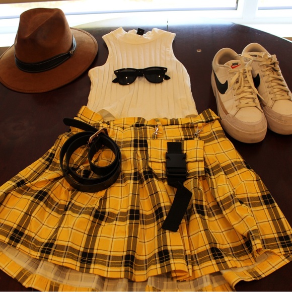 Yellow college style mini skirt medium size and white shirt 🍂🛍️🛒 - Picture 2 of 6
